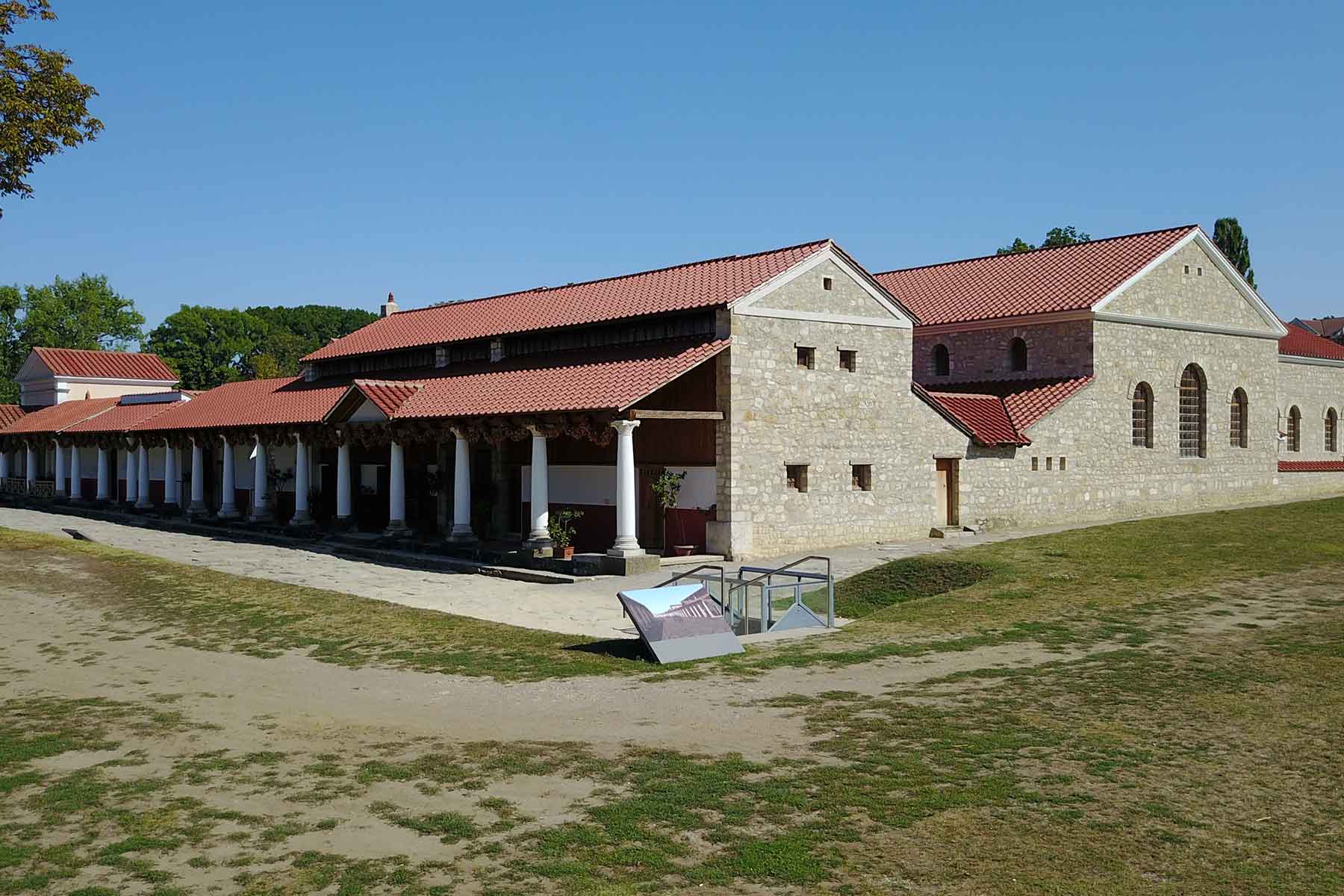 Rekonstruiertes Stadtviertel im Römerland Carnuntum