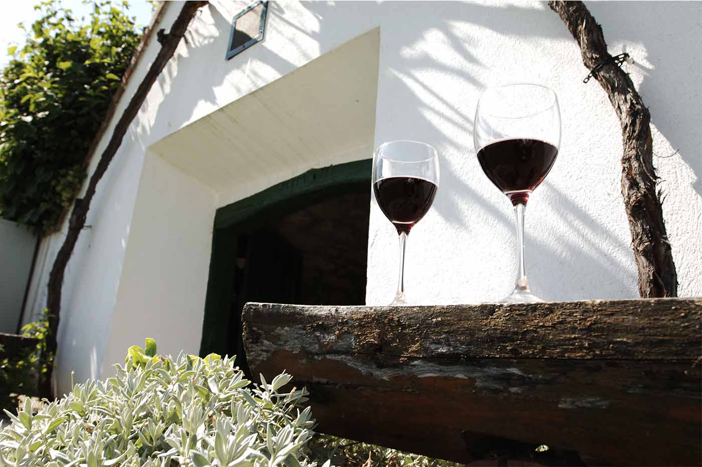 Rotwein vor einer Kellergasse